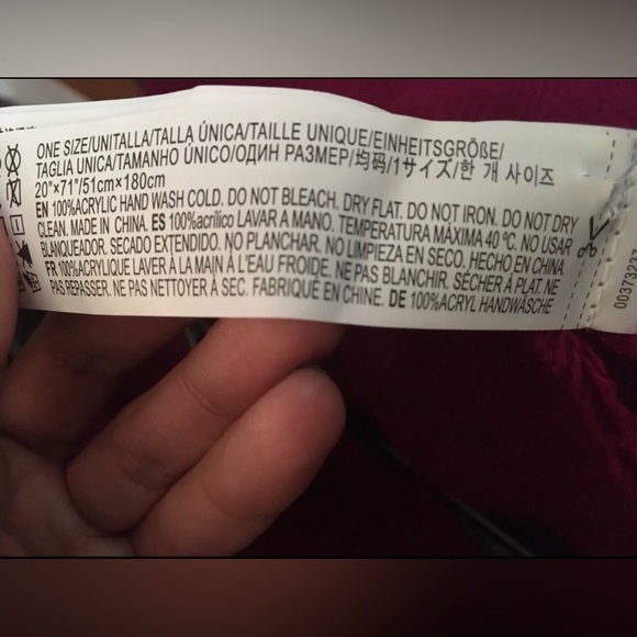 NWOT FRINGE-TRIM FUCHSIA OBLONG SCARF - Picture 4 of 4